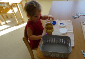 dziewczynka otwiera pojemniki