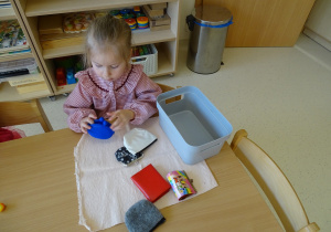 dziewczynka otwiera portfele