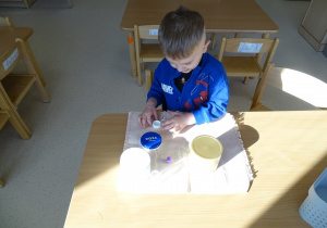 dziewczynka otwiera pojemniki