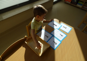 chłopiec szuka cienie kluczy