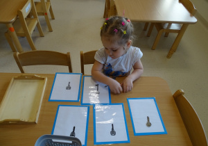 dziewczynka szuka cienie kluczy