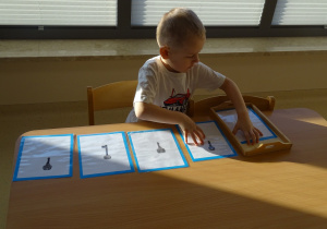 chłopiec szuka cienie kluczy