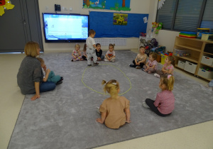 dziecko chodzi po elipsie