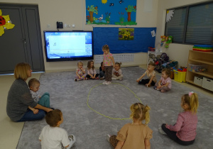 dziecko chodzi po elipsie