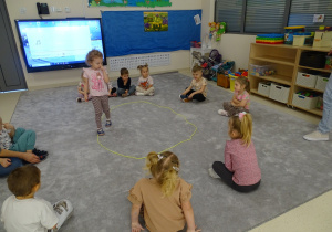 dziecko chodzi po elipsie