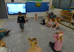 dziecko chodzi po elipsie