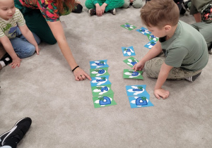 Chłopiec układa z liter napis dzień dinozaura