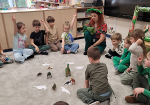 Dzieci dobierają cień do figurki