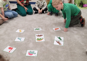 Dzieci układają w pary obrazki dinozaura i jego szkieletu