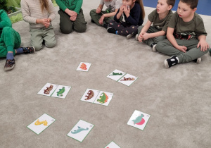 Karty z obrazkami leżą w kole