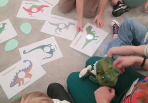 Dzieci podświetlają dinozaury sprawdzając czym się żywiły