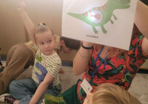 Pani pokazuje czym się żywił dinozaur