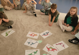 Na dywanie leżą obrazki