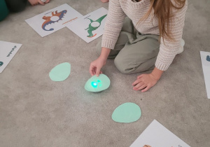 Tosia sprawdza kto się ukrył w jaju