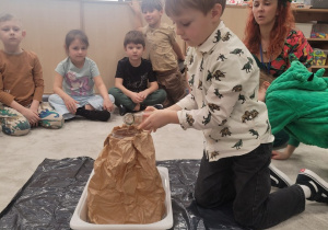 Samuel wykonuje doświadczenie z wulkanem