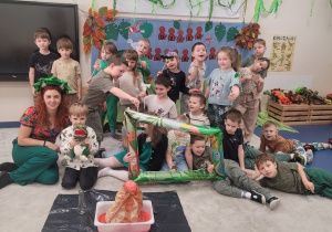 Zdjęcie grupowe przy tablicy i wulkanie