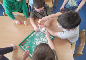 Dzieci bawią się w paleontologów