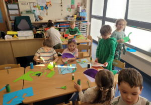 Dzieci wykonują prace plastyczną z talerzyka papierowego