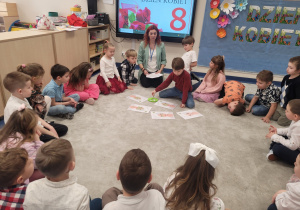 Dzieci liczą plasterki ogórka