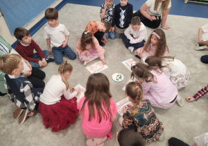 Dziewczynki naklejają kolorowe paznokcie według podanego rytmu