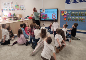 Pani pokazuje dzieciom korony