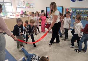 Dzieci przechodzą od szarfą