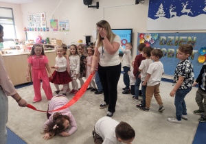 Dzieci przechodzą od szarfą