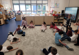 Dzieci przewracają się na podłogę