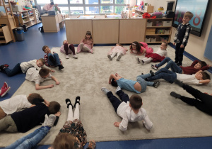 Dzieci leżą na podłodze i się śmieją