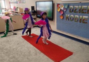 Dziewczynki prezentują się na wybiegi