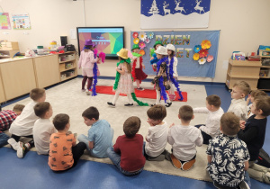 Chłopcy biją brawo dziewczynkom na wybiegu