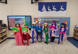 Dziewczynki w boa z piór i kapeluszach