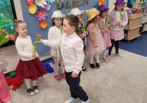 Chłopcy wręczają dziewczynkom upominki