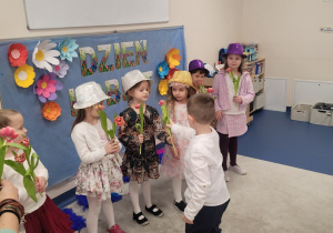 Chłopcy wręczają dziewczynkom upominki