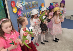 Chłopcy wręczają dziewczynkom upominki