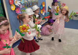 Dziewczynki z upominkami