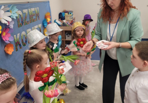 Pani wręcza dziewczynkom upominki