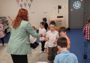 Pani wręcza chłopcom upominki