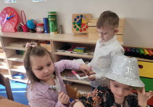 Kuba częstuje dzieci czekoladkami