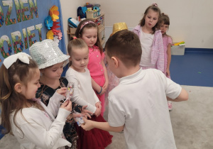 Chłopcy wręczają upominki