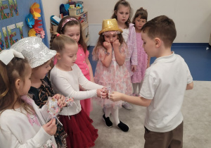 Chłopcy wręczają upominki