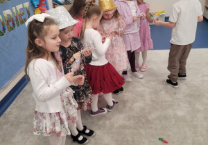 Chłopcy wręczają upominki