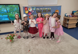 Dziewczynki na tle dekoracji