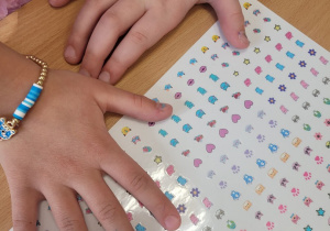 paznokcie z kolorowymi naklejkami