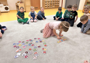 Dziewczynka wykonuje zadanie