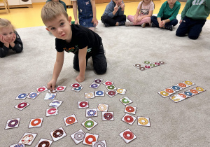 Chłopiec wykonuje zadanie