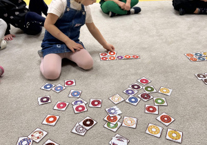 Dziewczynka wykonuje zadanie