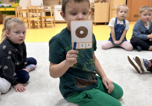 Chłopiec wykonuje zadanie