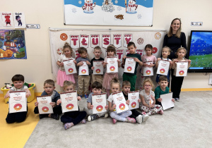 Zdjęcie grupowe dzieci wraz z Panią