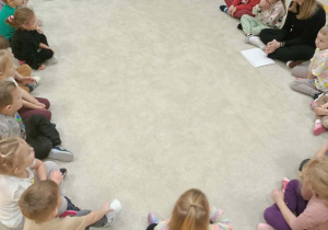 Dzieci siedzą w kole